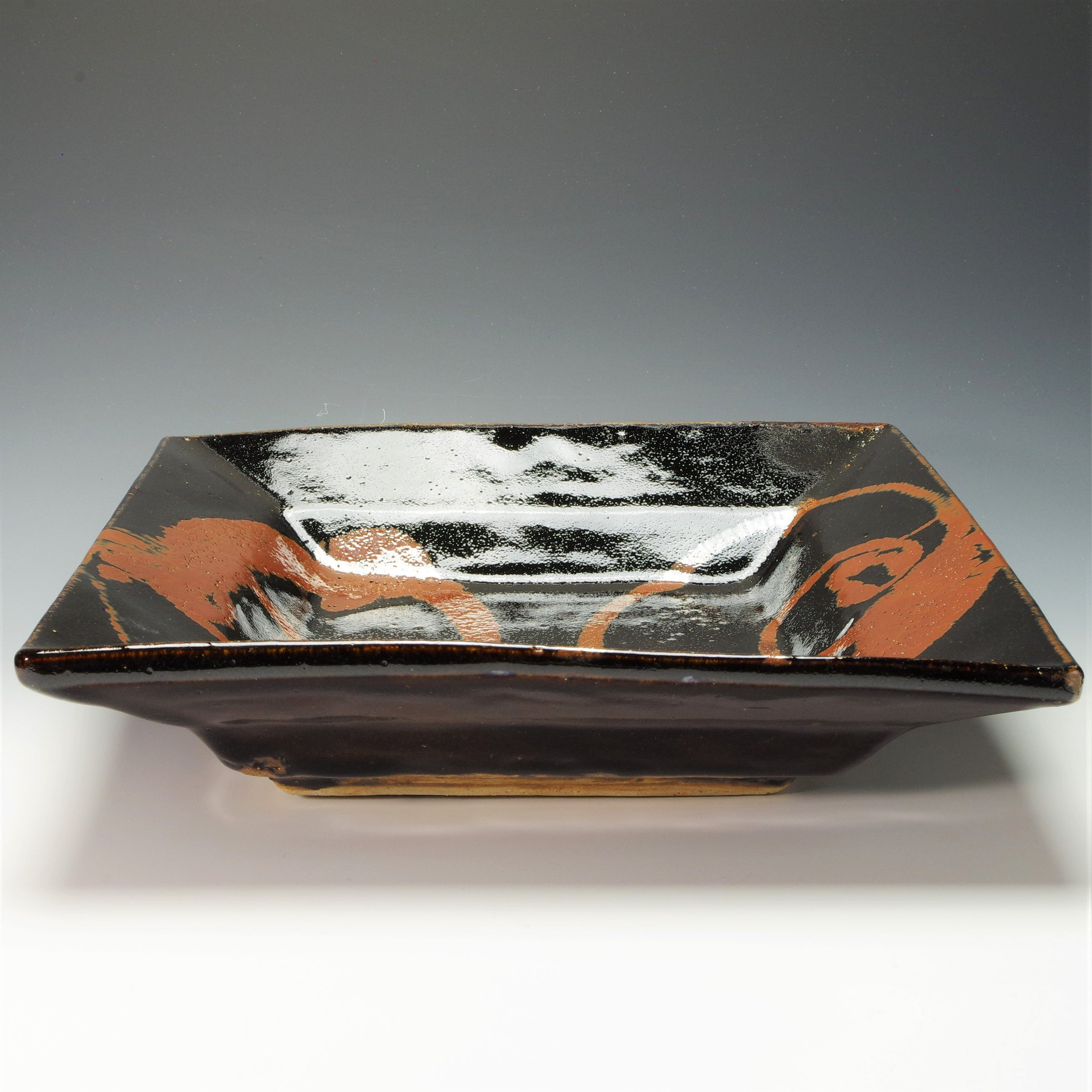 濱田（浜田）晋作造　黒釉錆筒描皿　径24cm 濱田（浜田）晋作造 黒釉錆筒描皿 径24cm