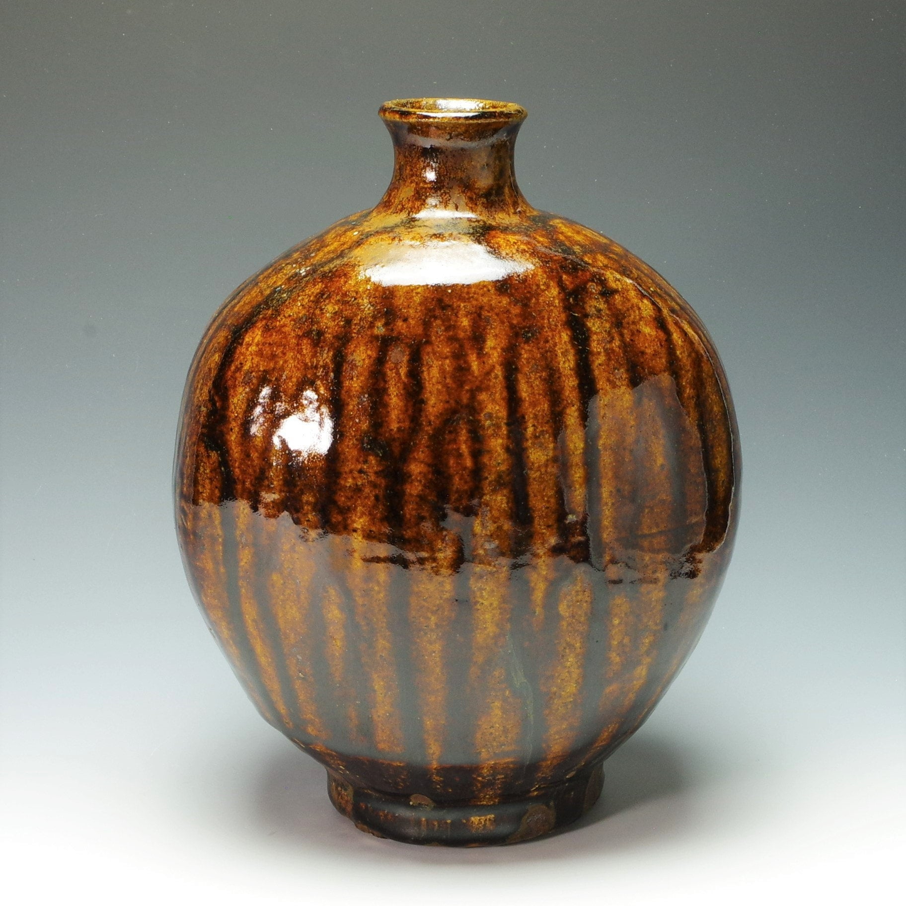 黒釉花生 / Vase, Black Glazed-